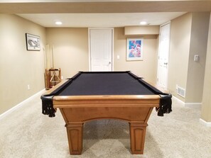 Game room - Richfield Charmer - Free WiFi and Close to MSP & Mall of America (Minneapolis)