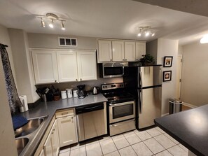 ثلاجة، ميكروويف، فرن، موقد طهي مسطح