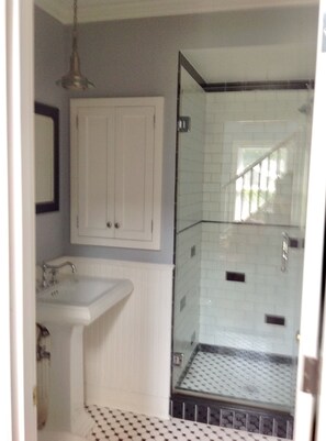 Ducha, secador de pelo, papel higiénico