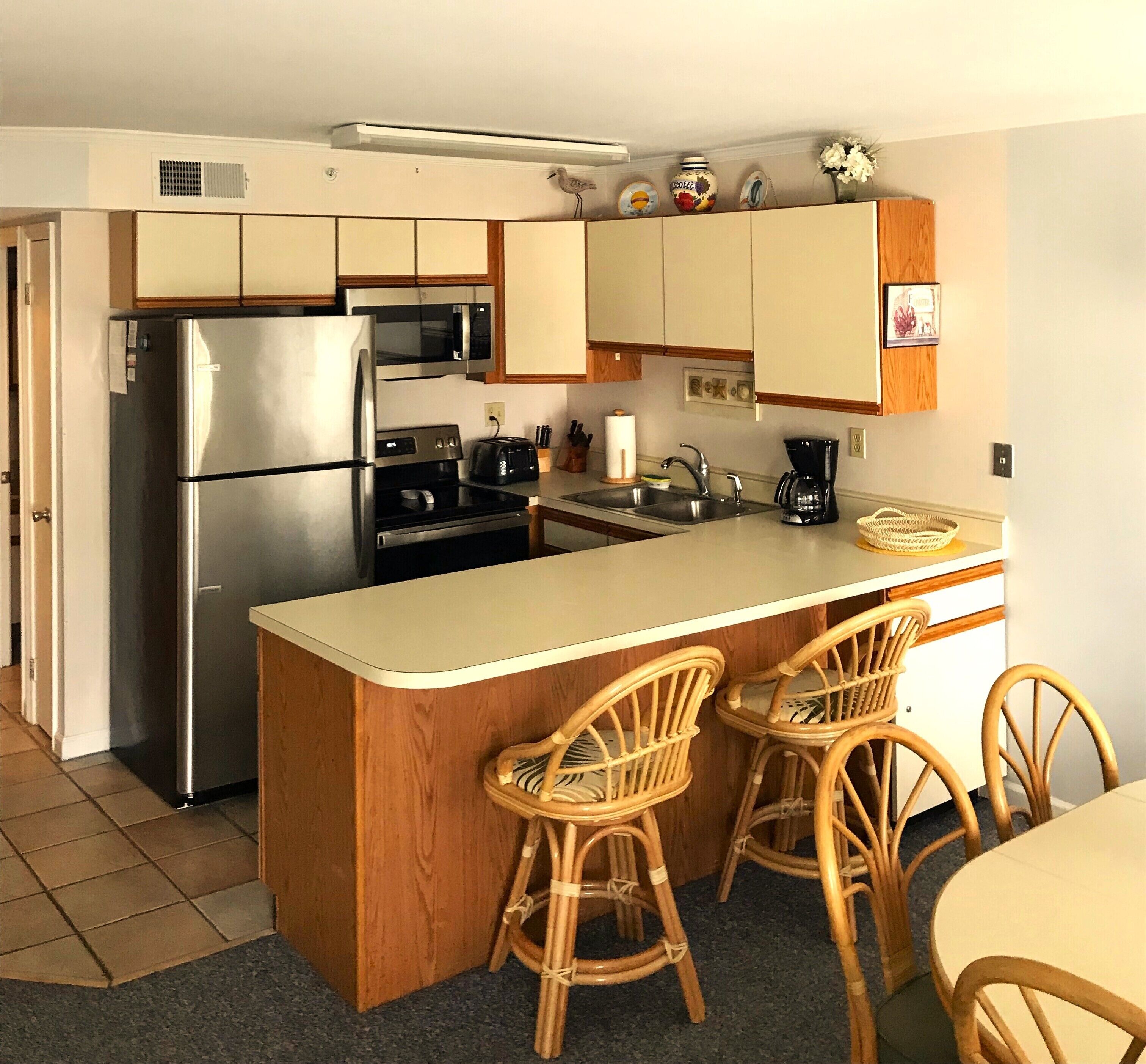 Een koelkast, een magnetron, een kookplaat, een vaatwasser