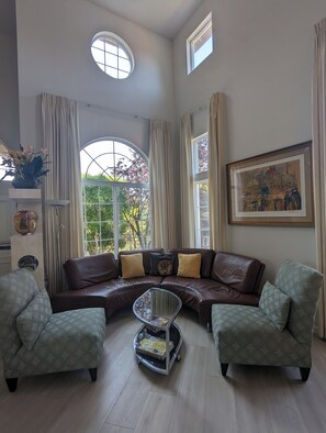 智能电视、DVD 播放器、乒乓球、书