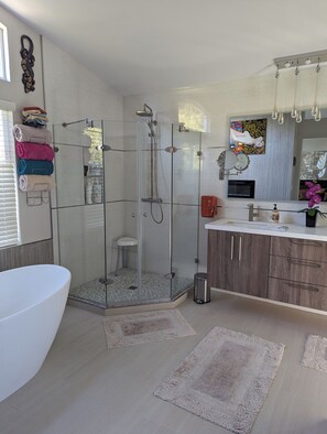 Combined shower/tub, hair dryer, bidet, towels - Executive Vacation House Next to Ritz-Carlton in Half Moon Bay (Half Moon Bay)