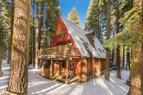 Fun Cabin, Ping Pong, Pool Table, Hot Tub, Backs to forest,Pets, Homewood ski in