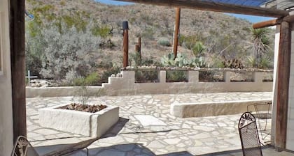 Desert Aura: Southwest Adobe & Detached Guesthouse