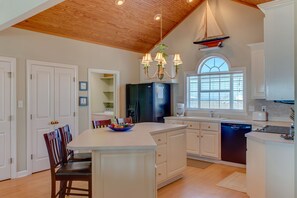 冷蔵庫、電子レンジ、オーブン、コンロ