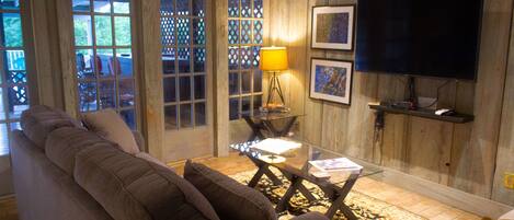 TV connectée, cheminée, livres, chaîne hi-fi