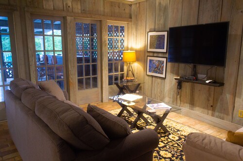 3300 SF 4BR / 3Bth Lemmikkiystävällisen Loft 2 blks Sun Studio on valtava kattotasanteella