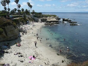 Ubicación cercana a la playa y toallas de playa