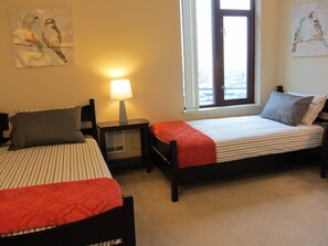2 bedrooms, iron/ironing board, travel crib, free WiFi - Modern Downtown Unit at Harbor Steps with Stunning Panoramic Water Views! (Seattle)