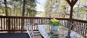 Upeassa vuoristo BLUFF MATKUSTAMOMIEHISTÖ järvinäköala-aidattu