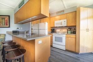 Refrigerador, microondas, parrilla de estufa y cafetera y tetera 