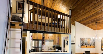 Skifahren in 3 BR + Loft / 2 BA direkt auf der 4 O'Clock Ski Run