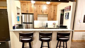 ماكينة لصنع القهوة/الشاي، ثلاجة، ميكروويف، فرن