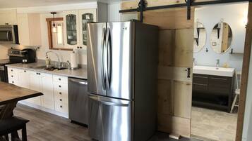 Køleskab, mikrobølgeovn, ovn, kogeplade