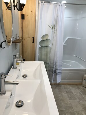 Ducha y bañera combinadas, secador de pelo, jabón y papel higiénico