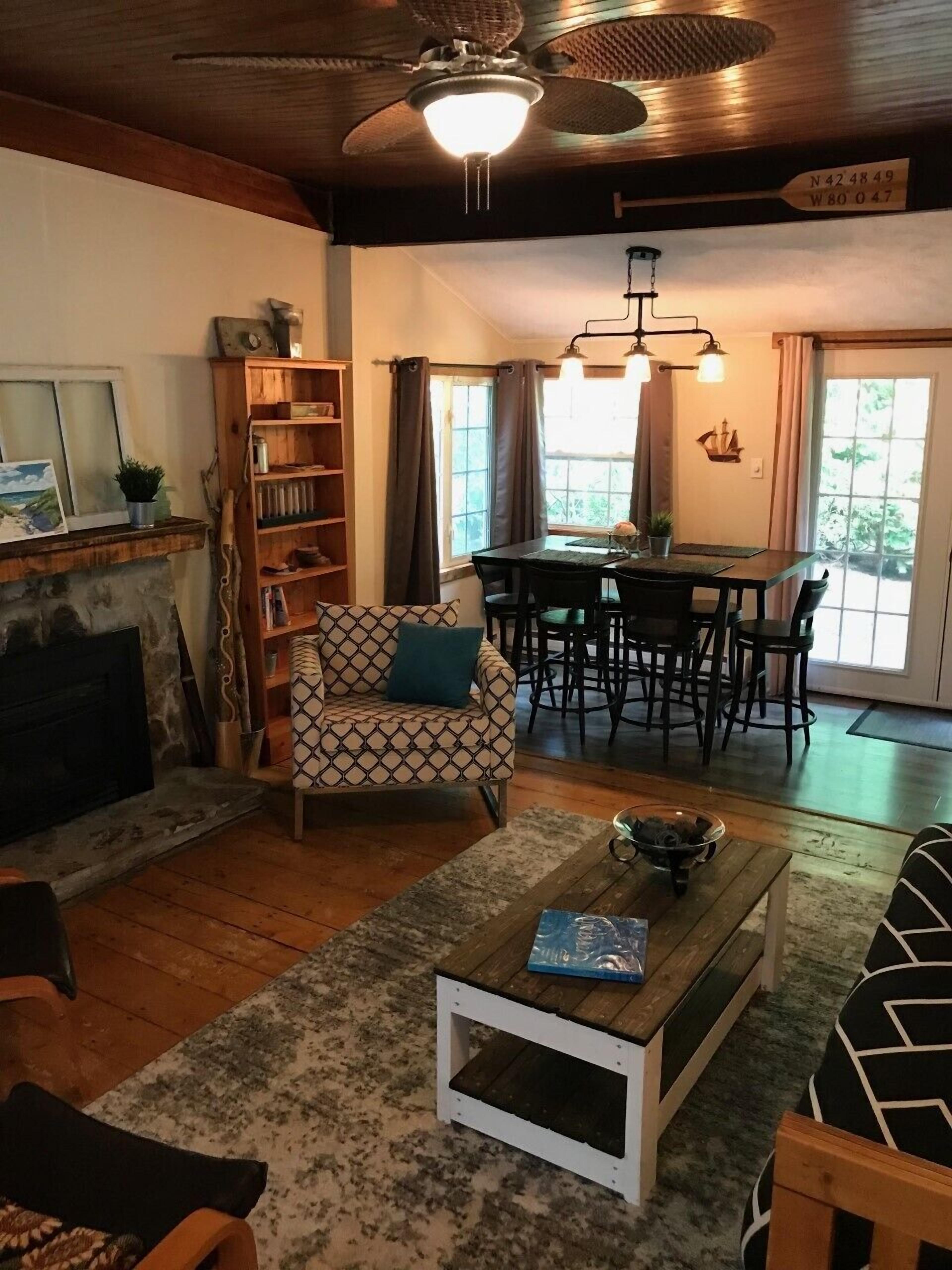 Téléviseur connecté, foyer, livres, chaîne audio