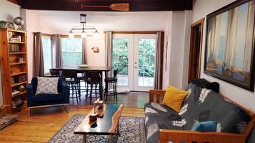 Smart TV, fireplace, books, stereo