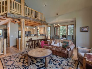 Tv, eldstad, tv-spel och en stereo