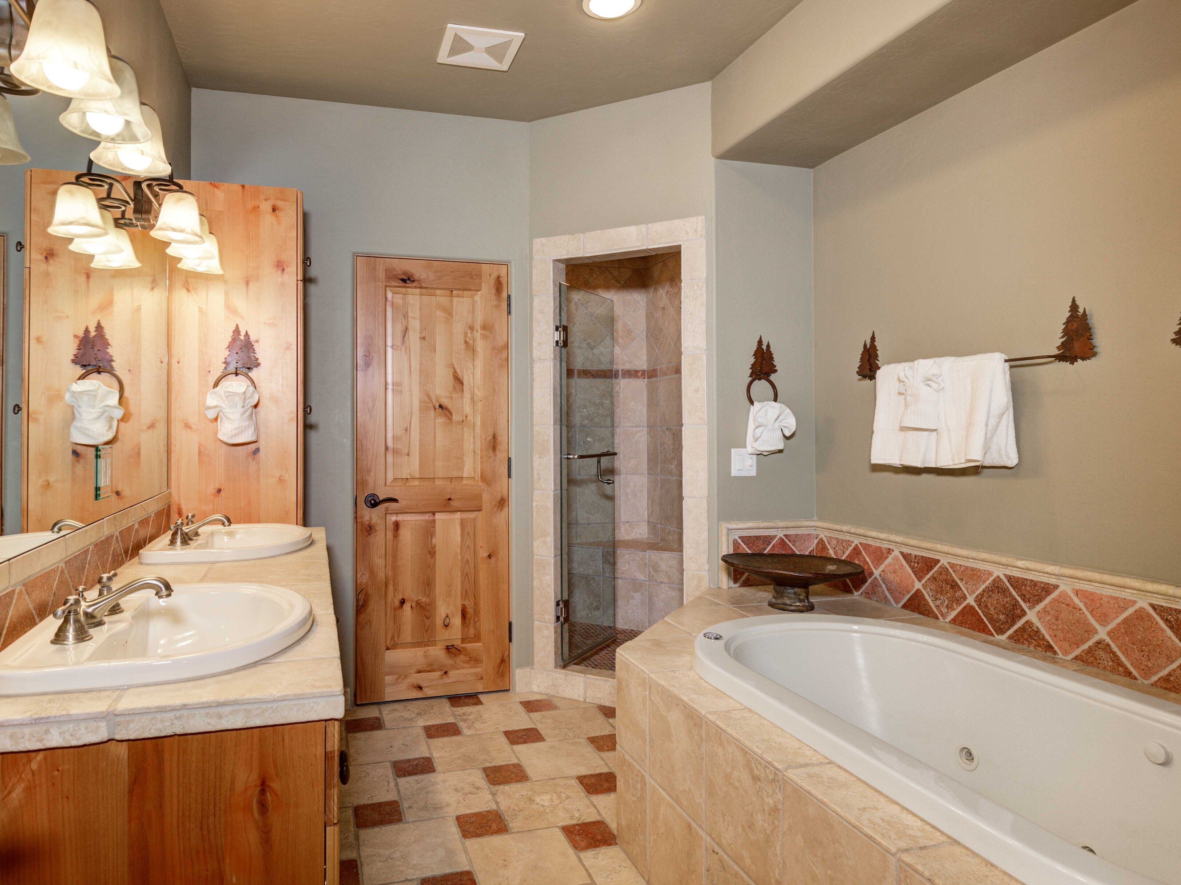 Un baño con muebles de madera, una bañera y una zona de ducha.