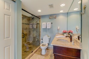 Combined shower/bathtub, towels