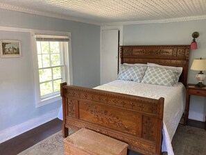 4 makuuhuonetta, työpöytä, silitysrauta/-lauta, vauvan matkasänky