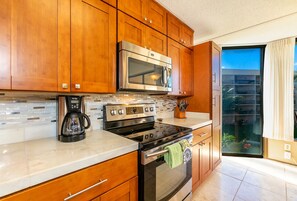 Geladeira, micro-ondas, fogão, cooktop