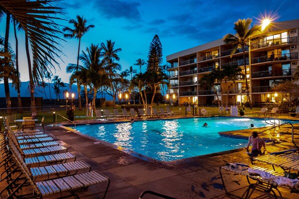 Utendørsbasseng og et oppvarmet basseng