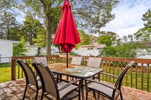 Outdoor dining - Adorable Fully Updated Beach House - Pet Friendly (Villas)