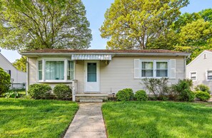 Exterior detail - Adorable Fully Updated Beach House - Pet Friendly (Villas)