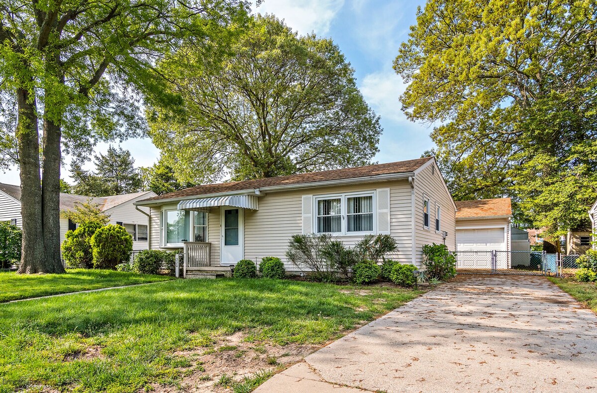 Adorable Fully Updated Beach House - Pet Friendly