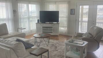 TV connectée, lecteur de DVD, livres