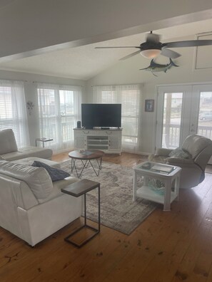 Smart TV, DVD player, books - Ocean View Beach Cottage/3BR 2BA/Steps Away From the White, Sandy Beach! (Dauphin Island)