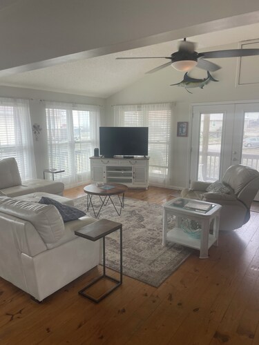 Ocean View Beach Cottage/3BR 2BA/Steps Away From the White, Sandy Beach!