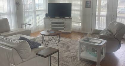 Ocean View Beach Cottage/3BR 2BA/Steps Away From the White, Sandy Beach!