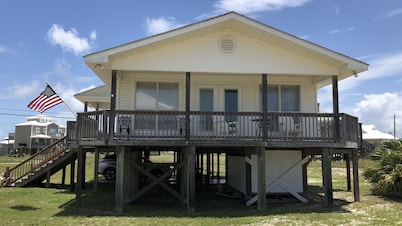 Ocean View Beach Cottage/3BR 2BA/Steps Away From the White, Sandy Beach!