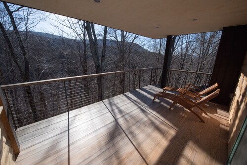 Woodstock House on 35 private acres Mountain Views