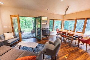 Smart TV, fireplace, table tennis, stereo