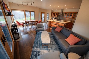 Smart TV, fireplace, ping pong, stereo