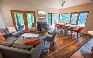 Smart TV, fireplace, table tennis, stereo