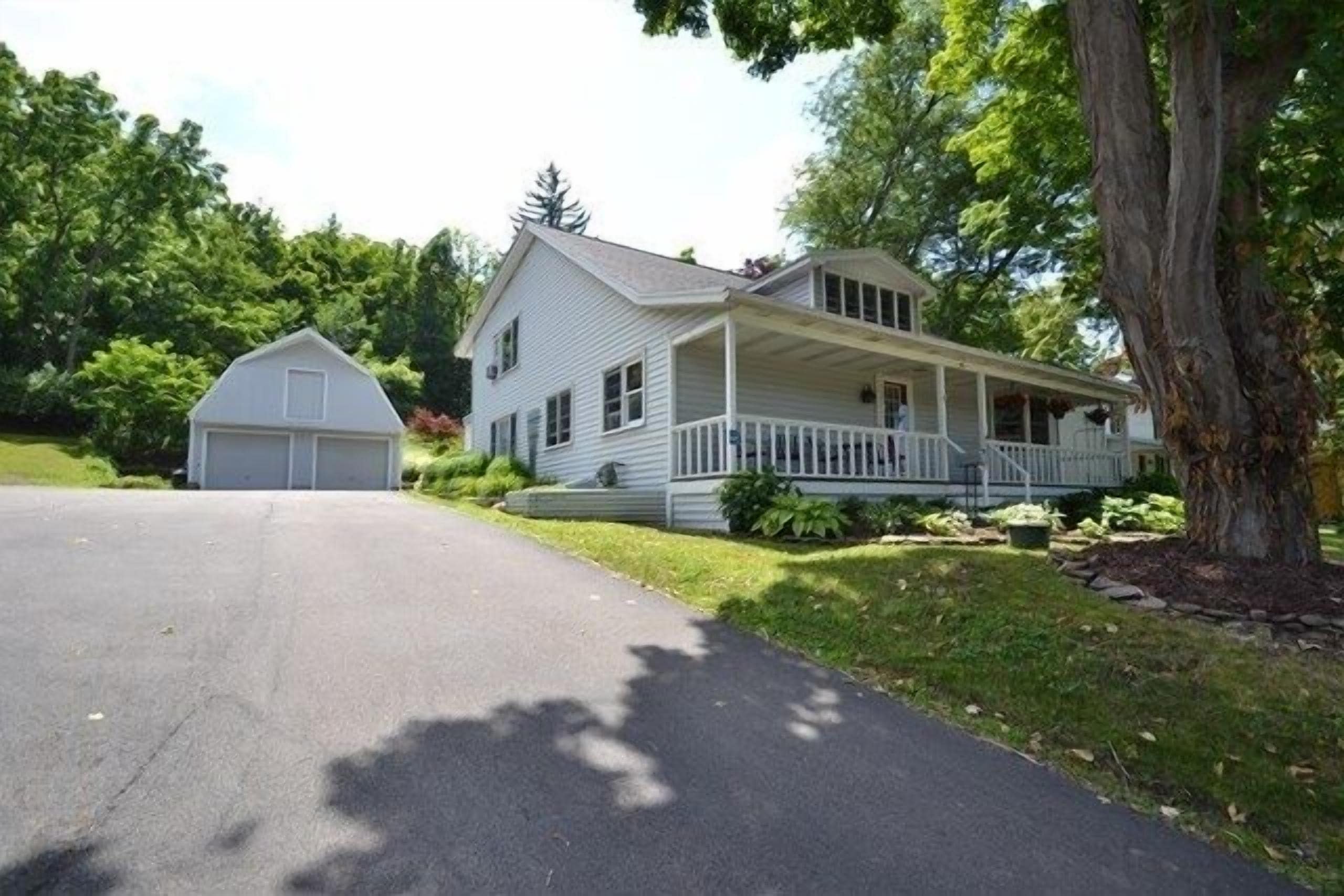 Huge Village Home On The Erie Canal!