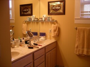 Combined shower/tub, towels, soap, toilet paper