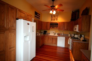 Jääkaappi, mikroaaltouuni, uuni, liesi