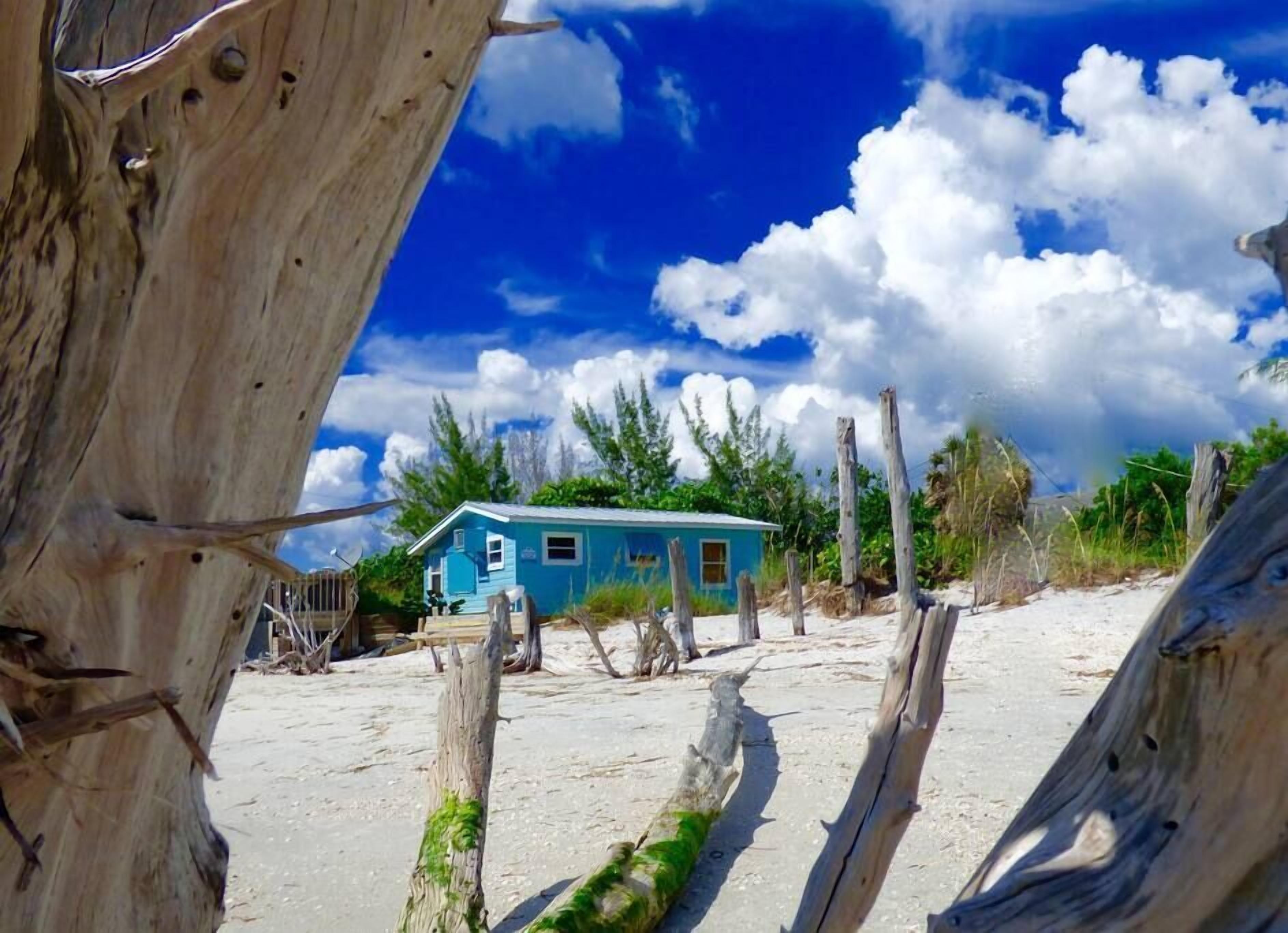 Driftwood Cottage: Quaint Old Florida Beachfront Cottage.