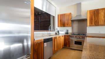 冷蔵庫、電子レンジ、オーブン、コンロ