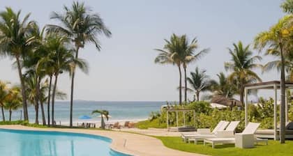 Ne manquez pas cette offre incroyable affaire face Ă la plage et une vue imprenable + Cook & Maid