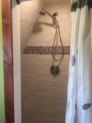 Dusj, hårføner, håndklær og såpe