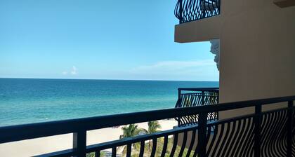 Profitez de notre condo avec vue sur l'océan avec salle de bain et meubles neufs!