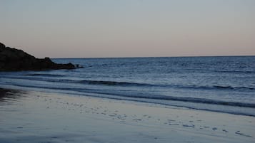 Plage à proximité, chaises longues, serviettes de plage
