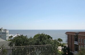 Property grounds - Gorgeous Upscale Villa, Short Walk to Beach and Pier!  (St Simons)