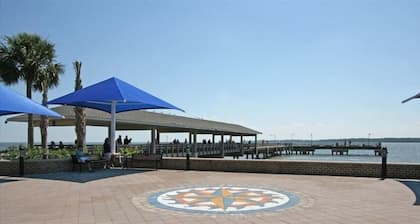 Gorgeous Upscale Villa, 2 minute walk to Beach and short walk to Pier!